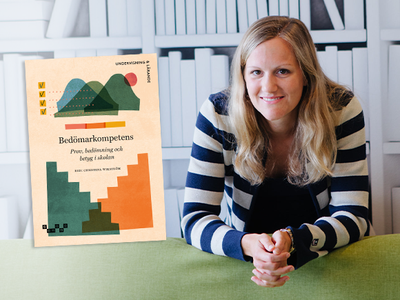 Kvinna med långt blont hår vid ett skrivbord. Omslag till boken Bedömarkompetens